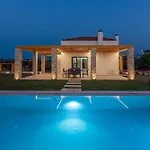 Sandi With Private Pool Villa *