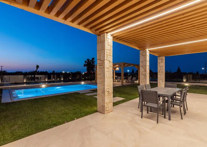 Sandi With Private Pool Villa *